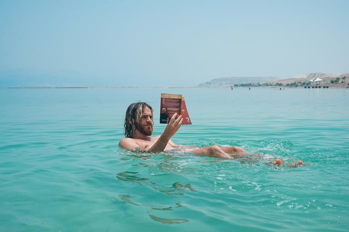 Un hombre estudiando inglés en el mar