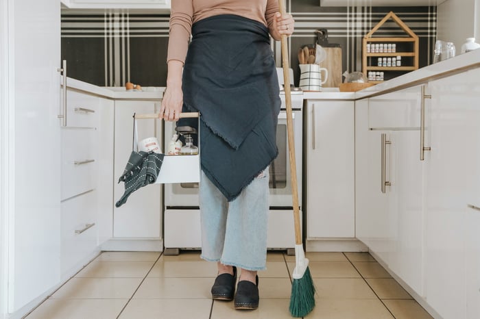 Una persona limpiando su casa