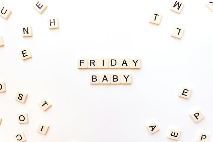 Bloques de letras que dicen FRIDAY BABY