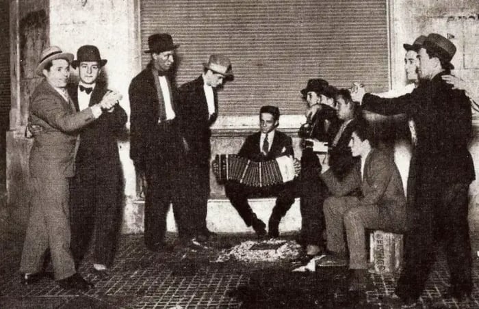 Tango between men in Buenos Aires