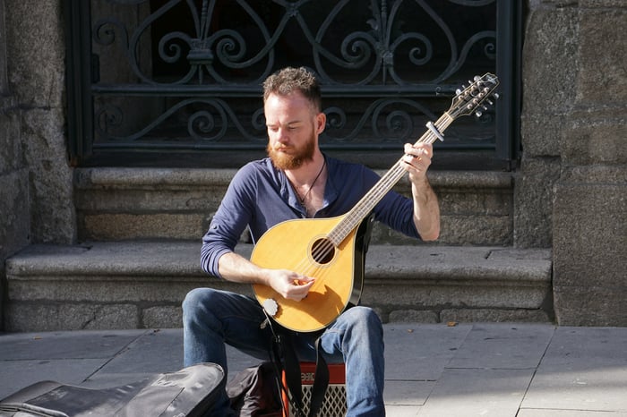 A man playing a lute